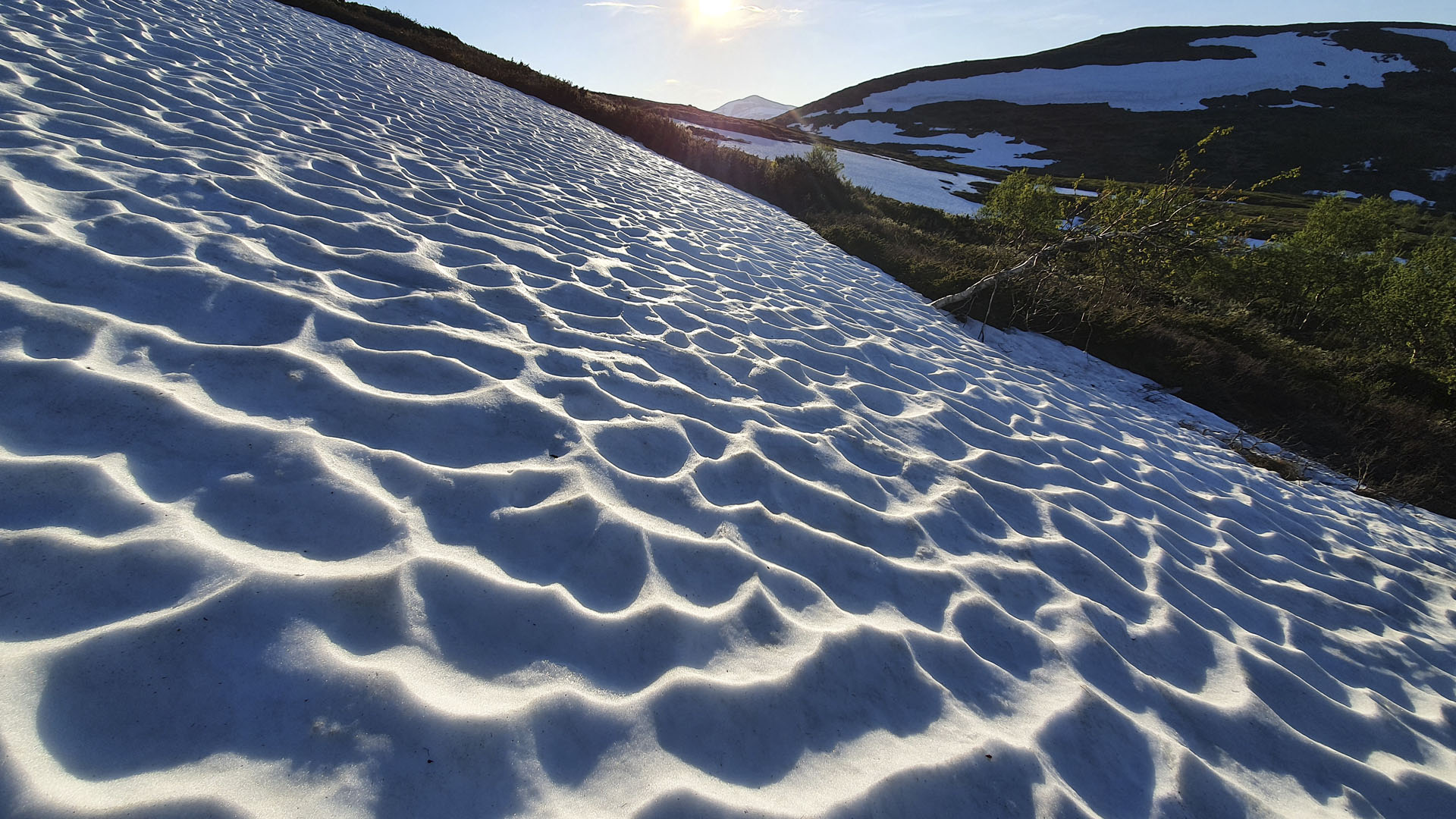 Fotograf: Per-Olov Wikberg Solen lyser på snöklädd mark.