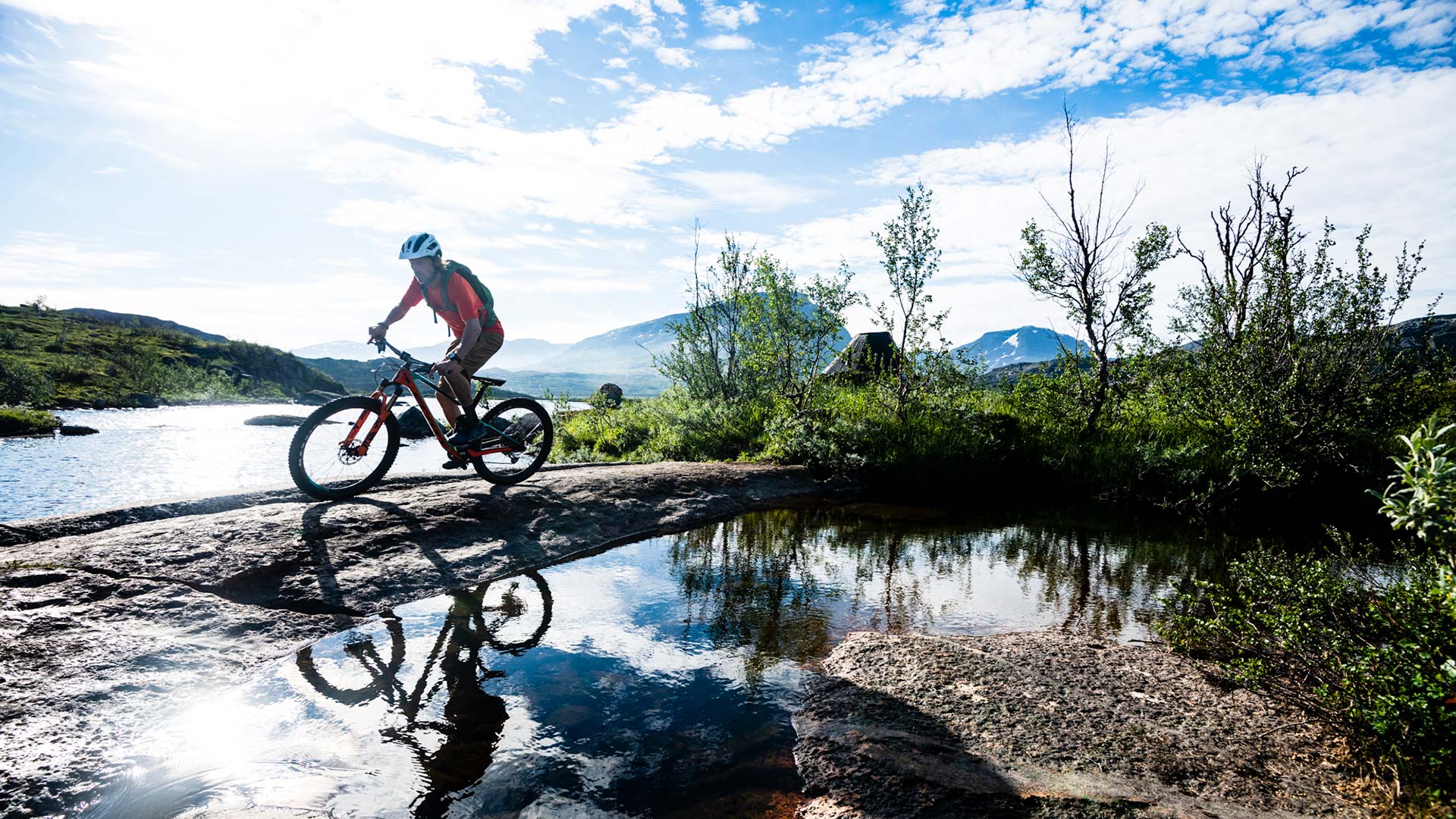 En cyklist i fjällen