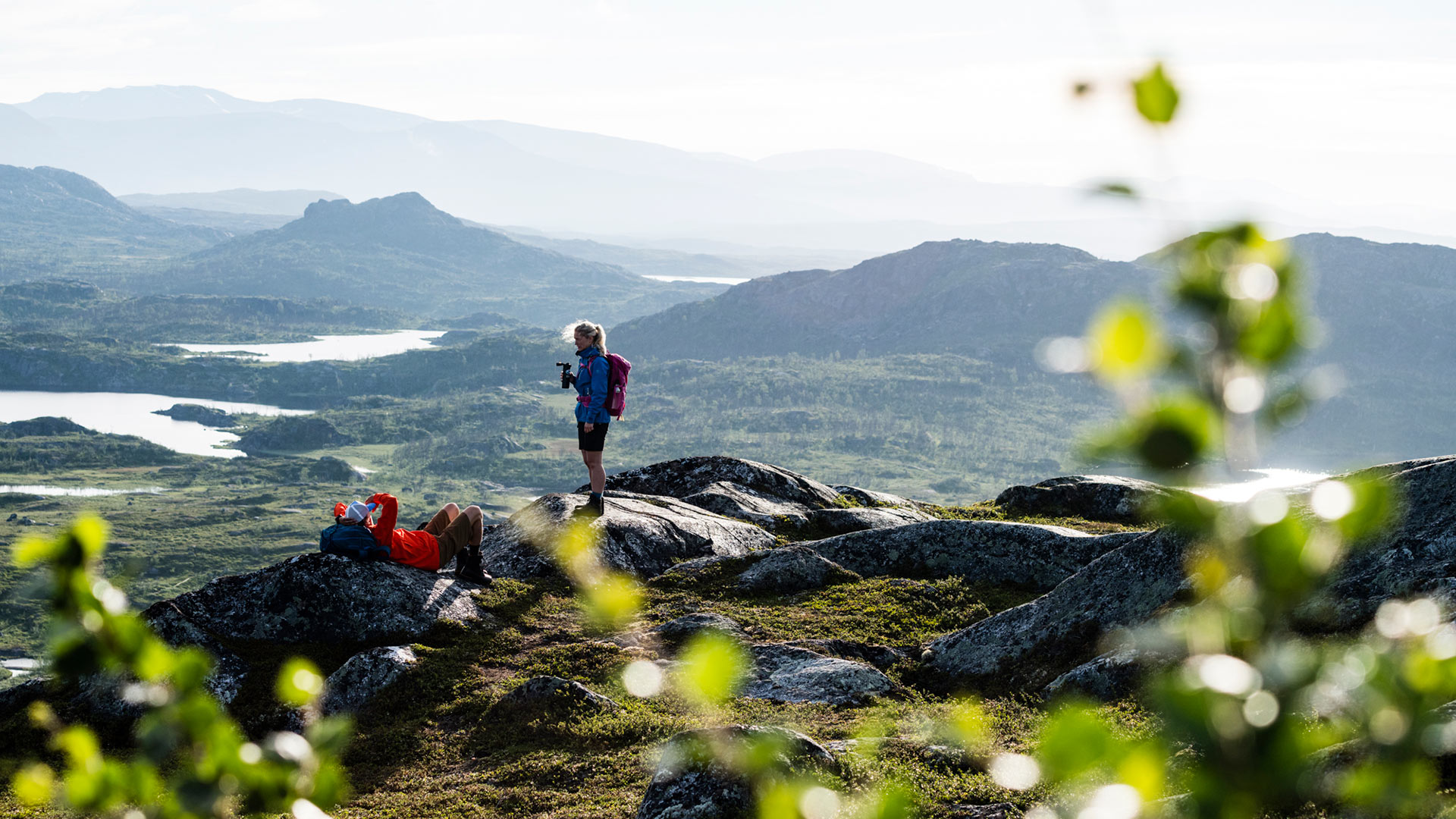 Två personer på en fjälltopp