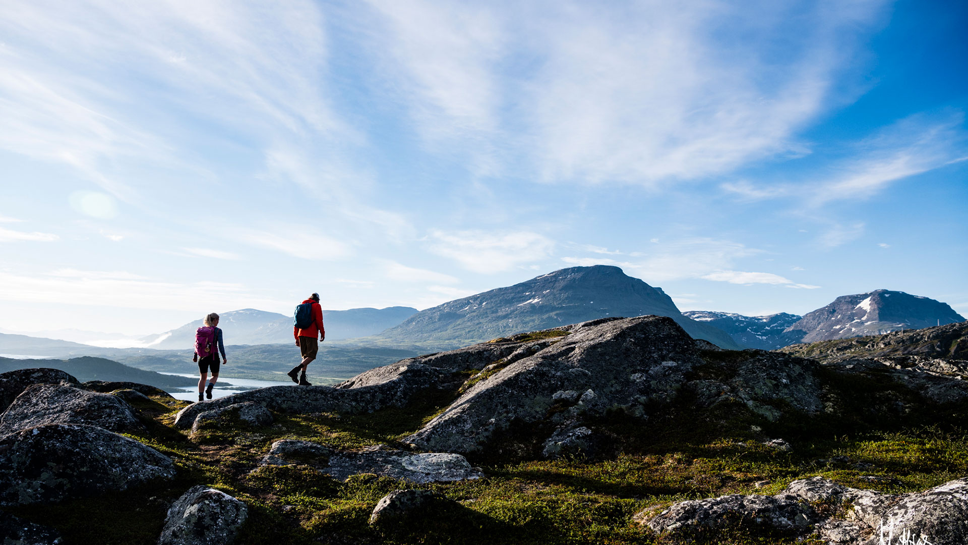 Två personer på fjällvandring