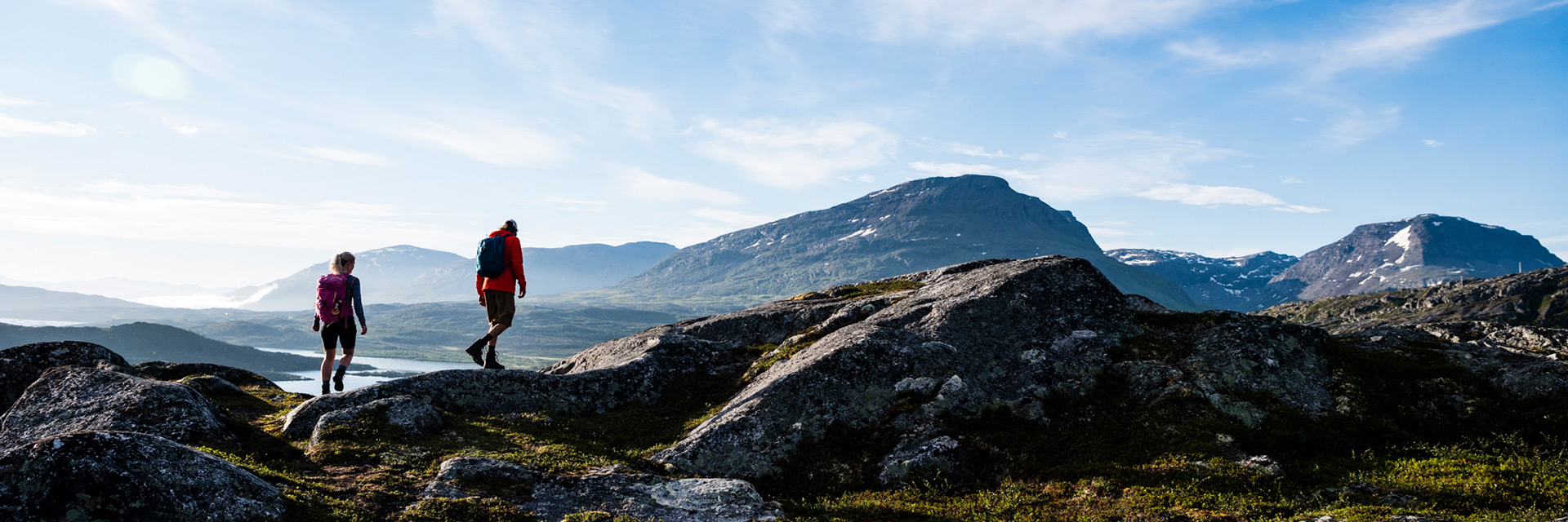 Två personer på fjällvandring på sommaren