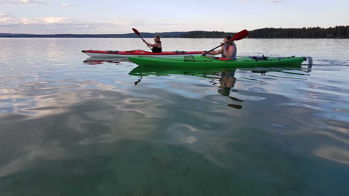Paddlers on chrystal clear mountain lake